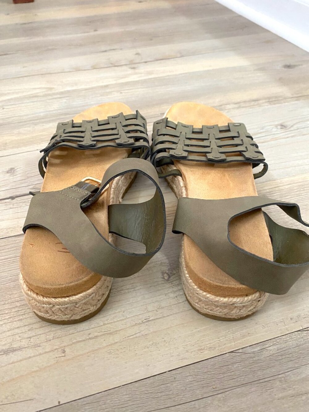 Wonderly Olive Green Platform Sandals Size 7.5 - Picture 4 of 5